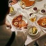 Tim Mälzer und Lukas Mraz erkunden Wiens neue kulinarische Selbstgewissheit