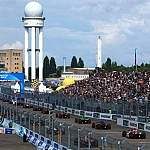Die ABB FIA Formel-E-Weltmeisterschaft kehrt für den Hankook Berlin E-Prix 2026 auf die legendäre Templehof-Strecke zurück.